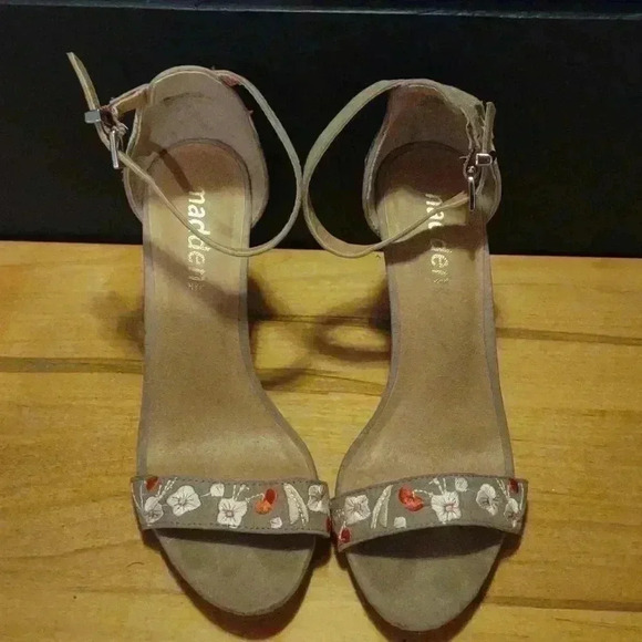 Madden embroidered beige high heels size 6‎ - Picture 2 of 5